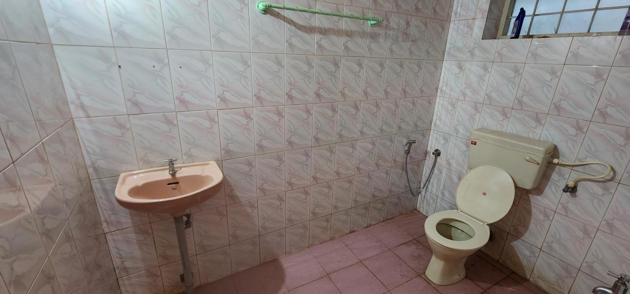 Jj'S White House Hotel Thrissur Bagian luar foto