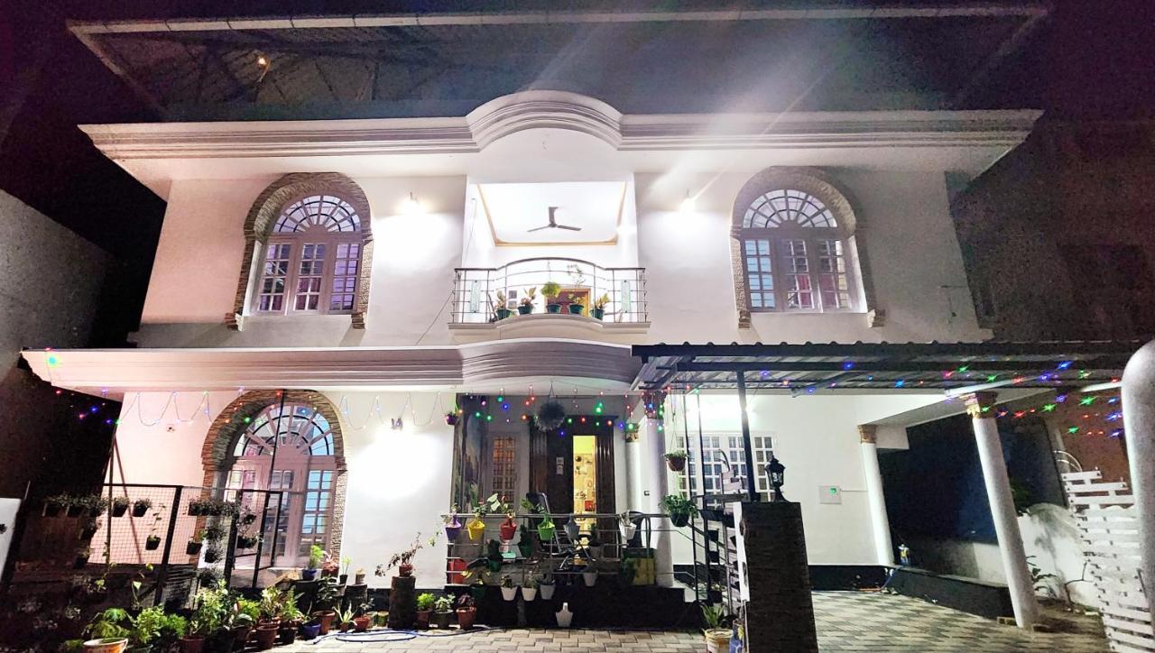 Jj'S White House Hotel Thrissur Bagian luar foto